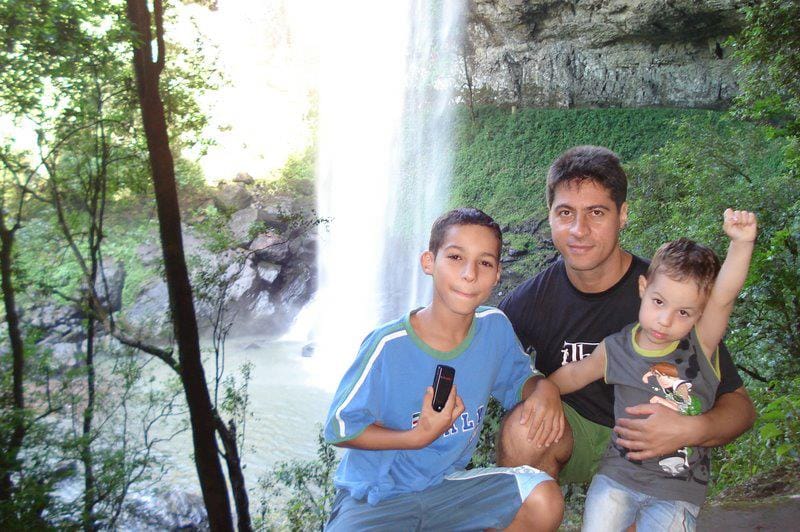 Eu, meu pai e meu irmão numa cachoeira. Tinha menos que 5 anos nessa foto.